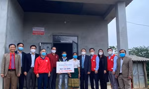 Bàn giao nhà và tặng quà cho gia đình chị Hồ Thị Bình ở thôn Xung Phong xã Vĩnh Khê, huyện Vĩnh Linh, tỉnh Quảng Trị. Ảnh: dangcongsan.vn