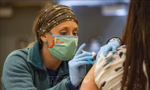 Nhân viên y tế tiêm vaccine phòng COVID-19 cho trẻ em tại Bidderford, Maine, Mỹ. Ảnh: AFP/ TTXVN