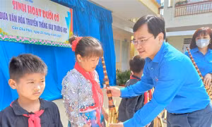 Đồng chí Nguyễn Anh Tuấn, Ủy viên Trung ương Đảng, Bí thư thứ nhất Trung ương Đoàn tặng quà cho các em học sinh trường Phổ thông Dân tộc bán trú Tiểu học xã Cán Chu Phìn (Hà Giang). Ảnh: Nguyễn Chiến - TTXVN