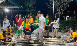 Du khách tham gia chương trình văn nghệ tại Homestay Hoa Thụ. Ảnh: Thu Hằng - TTXVN 