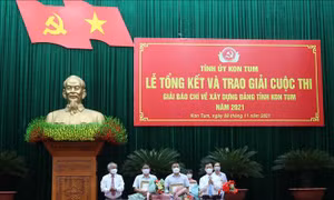 Bí thư Tỉnh uỷ Kon Tum Dương Văn Trang (giữa) trao giải A báo chí về xây dựng Đảng tỉnh Kon Tum lần thứ I, năm 2021 cho 3 tác phẩm xuất sắc. Ảnh: Khoa Chương - TTXVN