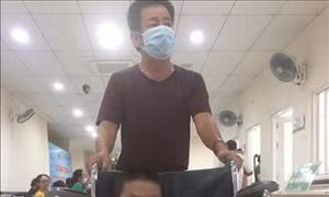 Trẻ em khó khăn, khuyết tật được phụ huynh đưa đến bệnh viện để khám sàng lọc và phẫu thuật chỉnh hình miễn phí. Ảnh: TTXVN phát