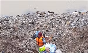 Vận chuyển lương thực, thực phẩm, thuốc men vào khu vực Nhà máy thủy điện Rào Trăng 3, Rào Trăng 4. Ảnh: TTXVN