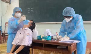 Các thí sinh được test nhanh SARS-CoV-2 sau buổi phổ biến quy chế thi chiều 5/8/2021. Ảnh: Tường Quân - TTXVN