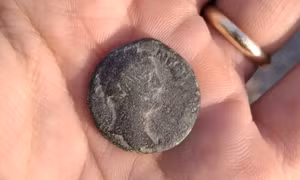 Đồng xu có một mặt in hình đầu của Hoàng đế La Mã Antoninus Pius - người đã trị vì trong những năm 138 - 161 Công nguyên. Ảnh: jpost.com