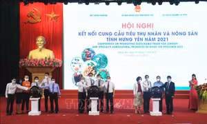 Các đại biểu cùng nhấn nút khởi động chương trình đưa nhãn và nông sản Hưng Yên lên sàn thương mại điện tử. Ảnh: Đinh Tuấn - TTXVN