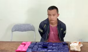 Đối tượng cùng tang vật. Ảnh: TTXVN phát