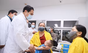 Thủ tướng Phạm Minh Chính kiểm tra hiện trường, thăm các nạn nhân đang cấp cứu sau vụ cháy chung cư mini ở Thanh Xuân, Hà Nội