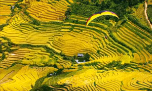 Với độ cao từ 1.200m đến 1.500m so với mực nước biểu, đèo Khau Phạ là điểm đến lý tưởng cho những người đam mê môn thể thao dù lượn. Ảnh: Lâm Khánh – TTXVN