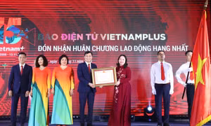 Phó Chủ tịch nước Võ Thị Ánh Xuân trao Huân chương Lao động hạng Nhất cho Báo Điện tử VietnamPlus. Ảnh: Minh Đức – TTXVN