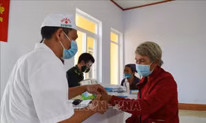 Bác sĩ Quân y khám và cấp thuốc miễn phí cho người dân. Ảnh: TTXVN phát