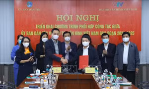 Bộ trưởng, Chủ nhiệm Ủy ban Dân tộc Hầu A Lềnh và Tổng Giám đốc Đài Truyền hình Việt Nam Lê Ngọc Quang ký kết Chương trình phối hợp công tác giai đoạn 2021-2025. Ảnh: Văn Điệp - TTXVN