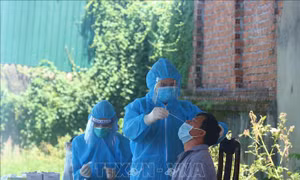 Lấy mẫu xét nghiệm sàng lọc cho người dân xã Vụ Bổn, huyện Krông Pắc. Ảnh: Tuấn Anh - TTXVN