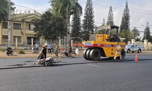 Gia Lai: Va chạm giữa xe lu và xe máy, khiến cháu bé tử vong