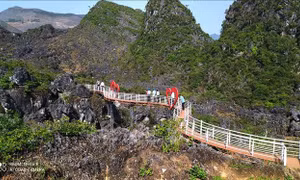 Cầu tình yêu ở Chợ Phong lưu Khâu Vai. Ảnh: Minh Tâm-TTXVN