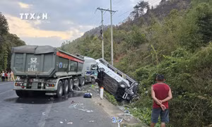 Xe khách va chạm với xe tải, 23 người thương vong