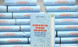 Cuốn sách của Tổng Bí thư Nguyễn Phú Trọng "Xây dựng và phát triển nền đối ngoại, ngoại giao Việt Nam toàn diện, hiện đại, mang đậm bản sắc “cây tre Việt Nam”". Ảnh: Lâm Khánh - TTXVN