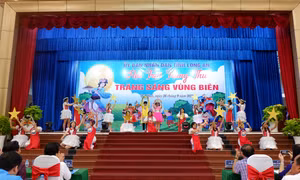 Biểu diễn văn nghệ tại hội trại Trung thu trăng sáng vùng biên Long An. Ảnh: Đức Hạnh - TTXVN