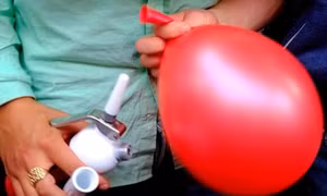 Cảnh báo việc sử dụng bóng cười thường xuyên có thể gây nhiễm độc hệ thần kinh