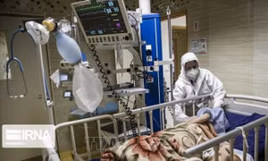 Điều trị cho bệnh nhân nhiễm COVID-19 tại bệnh viện ở Tehran, Iran. Ảnh: IRNA/TTXVN