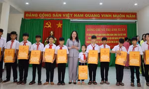 Phó Chủ tịch nước Võ Thị Ánh Xuân thăm và tặng quà tại Đắk Lắk