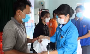 Tỉnh Đoàn Đắk Lắk trao túi quà an sinh hỗ trợ người dân nghèo, nhóm đối tượng yếu thế. Ảnh: TTXVN phát