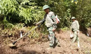 Công binh Bộ Chỉ huy quân sự tỉnh Hà Giang làm nhiệm vụ rà phá bom, mìn trên đỉnh Mã Tẻn. Ảnh: quankhu2.vn