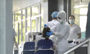 Nhân viên y tế lấy mẫu cho người nhà, bệnh nhân, nhân viên y tế trong tòa nhà D Bệnh viện Việt Đức. Ảnh: Minh Quyết - TTXVN