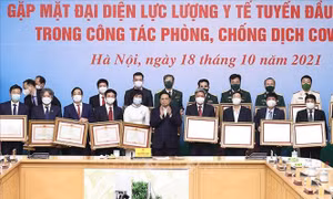 Thủ tướng Phạm Minh Chính trao Bằng khen cho các cá nhân tiêu biểu, xuất sắc trong công tác phòng, chống dịch COVID-19. Ảnh: Dương Giang-TTXVN