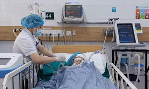 Bác sĩ Trung tâm Chống độc đang chăm sóc nữ bệnh nhân bị hôn mê sau khi hút thuốc lá điện tử. Ảnh: sggp.org.vn