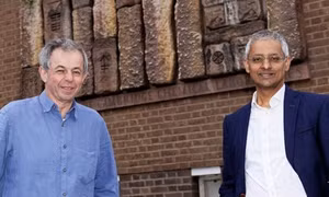 Giáo sư David Klenerman (trái) và giáo sư Shankar Balasubramanian của Đại học Cambridge. Nguồn: indianexpress.com