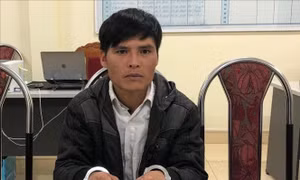 Vì Văn Quyền và tang vật tại cơ quan Công an. Ảnh: TTXVN phát.