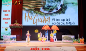 Phần thi Nghe nông dân nói của đội thi tỉnh Hà Giang. Ảnh: Việt Hoàng