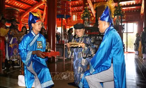 Lễ cúng của Hội đồng trị sự Nguyễn Phúc tộc Huế trong lễ rước Long vị Hoàng đế Hàm Nghi rước bài vị Hoàng đế Hàm Nghi và các nghĩa sỹ Cần Vương tại Thế Tổ miếu trong Hoàng thảnh Huế. Ảnh: Hồ Cầu-TTXVN