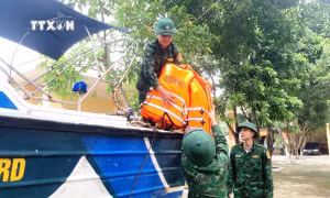 Các đơn vị đồn Biên phòng trên hai tuyến biên giới của tỉnh Quảng Bình duy trì nghiêm quân số, sẵn sàng lực lượng, phương tiện ứng phó với bão. Ảnh: TTXVN phát