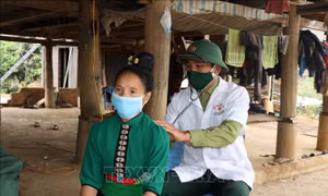 Cán bộ quân y Đồn Biên phòng Mường Cai, Bộ Chỉ huy Bộ đội Biên phòng Sơn La cấp khám bệnh cho người dân vùng biên huyện Sông Mã. Ảnh: Hữu Quyết - TTXVN