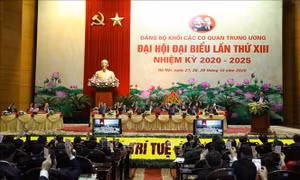 Các đại biểu biểu quyết thông qua giới thiệu của Đại hội đối với nhân sự Bí thư Đảng ủy Khối các cơ quan Trung ương lần thứ XIII, nhiệm kỳ 2020-2025. Ảnh: Văn Điệp - TTXVN