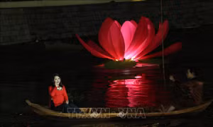 Hò Đồng Tháp được thể hiện với đặc trưng miền Tây sông nước. Ảnh: Chương Đài - TTXVN