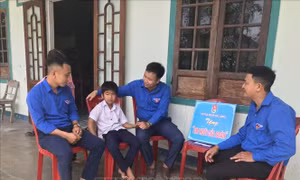 Em Lê Minh Đức, lớp 2, Trường Tiểu học và THCS Hải Dương, huyện Hải Lăng, được Đoàn thanh niên nhận đỡ đầu chăm sóc. Ảnh: Thanh Thủy-TTXVN