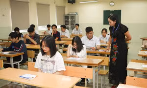 Thí sinh trước giờ làm bài thi môn Ngoại ngữ Kỳ thi tuyển sinh lớp 10 năm học 2019-2020 tại điểm thi trường THCS Dịch Vọng. Ảnh: Thanh Tùng - TTXVN