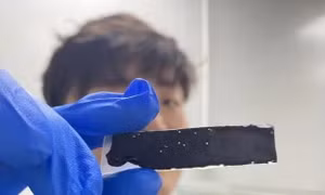 Da điện tử dạng gel mềm có hình dạng giống miếng băng dính. Nguồn: China News