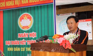 Bí thư Tỉnh uỷ Kon Tum Dương Văn Trang phát biểu chỉ đạo tại Ngày hội Đại đoàn kết toàn dân tộc của làng Đăk Dơn (xã Măng Ri, huyện Tu Mơ Rông). Ảnh: Khoa Chương – TTXVN