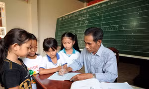 Giờ học tiếng Khmer của trẻ em ở ấp Tầm Phô, xã Tân Đông, huyện Tân Châu (Tây Ninh). Ảnh: An Hiếu