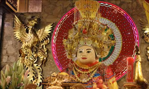 Tượng Bà Chúa Xứ núi Sam được đặt trang trọng tại chánh điện Miếu Bà Chúa Xứ Núi Sam, phường Núi Sam, thành phố Châu Đốc, tỉnh An Giang. Ảnh: Công Mạo - TTXVN