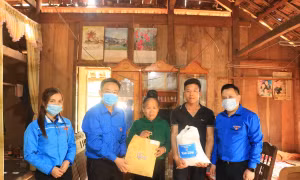 Trao tặng các đồ dụng, vật tư y tế, các suất thuốc bổ cho các hộ gia đình xã Chiềng Khương. Nguồn: baotainguyenmoitruong.vn