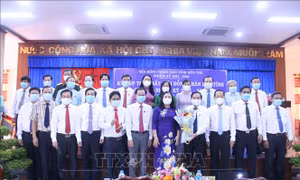 Lãnh đạo và thành viên UBND tỉnh Bến Tre, nhiệm kỳ 2021-2026 ra mắt tại Kỳ họp. Ảnh: Huỳnh Phúc Hậu - TTXVN