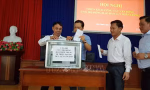 Người dân phường Tiến Thành đóng góp ủng hộ đồng bào miền Trung. Ảnh: Đậu Tất Thành - TTXVN