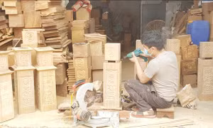 Người làm nghề mộc ở Thanh Lãng, huyện Bình Xuyên tập trung sản xuất các mặt hàng đồ gỗ phục vụ nhu cầu người tiêu dùng. Ảnh: Nguyễn Trọng Lịch-TTXVN