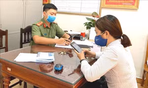 Hồ Thị Minh H. - người đăng tin sai sự thật về dịch COVID-19 tại cơ quan Công an. Ảnh: TTXVN phát