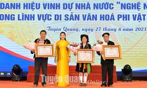 Đồng chí Lê Thị Kim Dung, Phó Bí thư Thường trực Tỉnh ủy, Chủ tịch HĐND tỉnh trao danh hiệu Nghệ nhân Ưu tú cho các cá nhân.Ảnh: baotuyenquang.com.vn